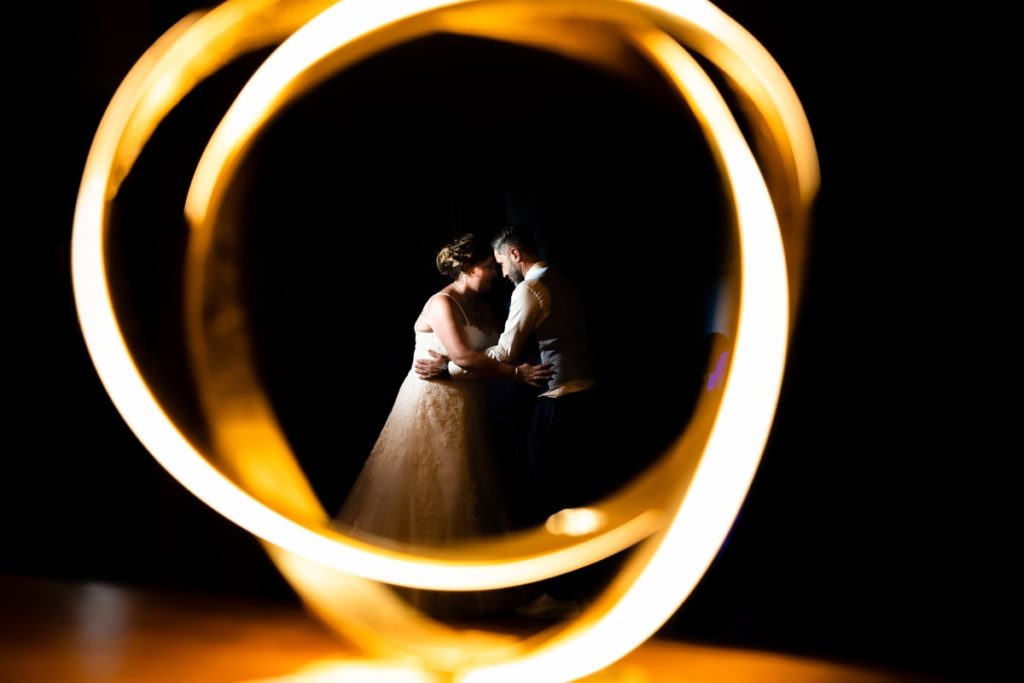 couple qui danse à travers des alliances