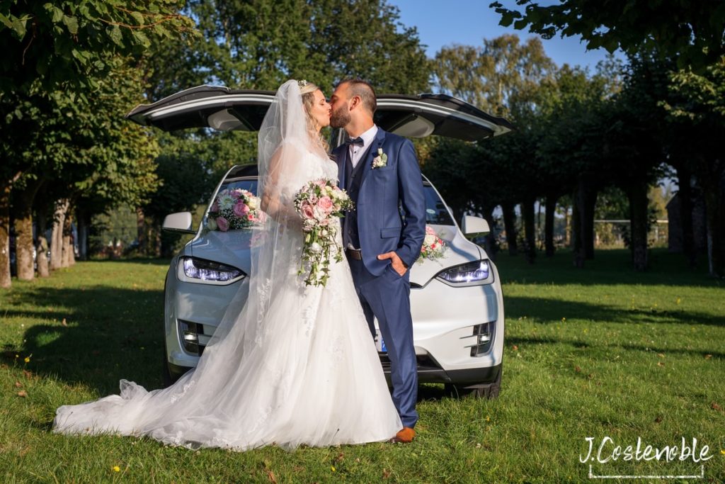 couple de marié devant Tesla
