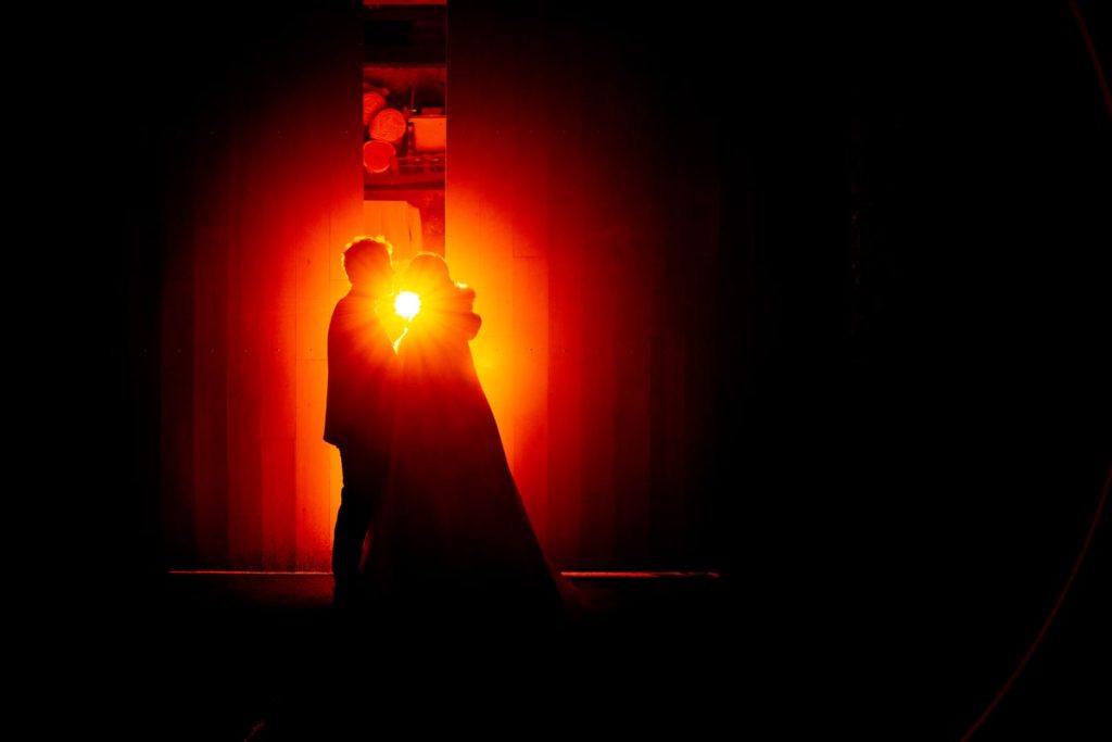 couple de mariés avec lumière flash orange
