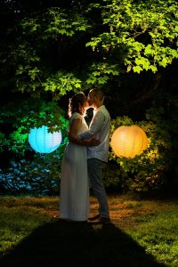 photo du couple de mariée avec des lumière colorée