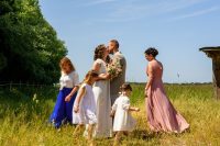 photo de couple de mariés avec les invités autours