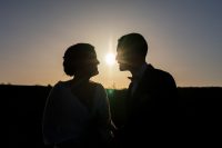 photo des mariés au couché du soleil