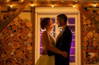 photo de couple dans le patio du clos de l'orangerie.
