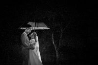 Couple de mariés sous la pluie le jour du mariage